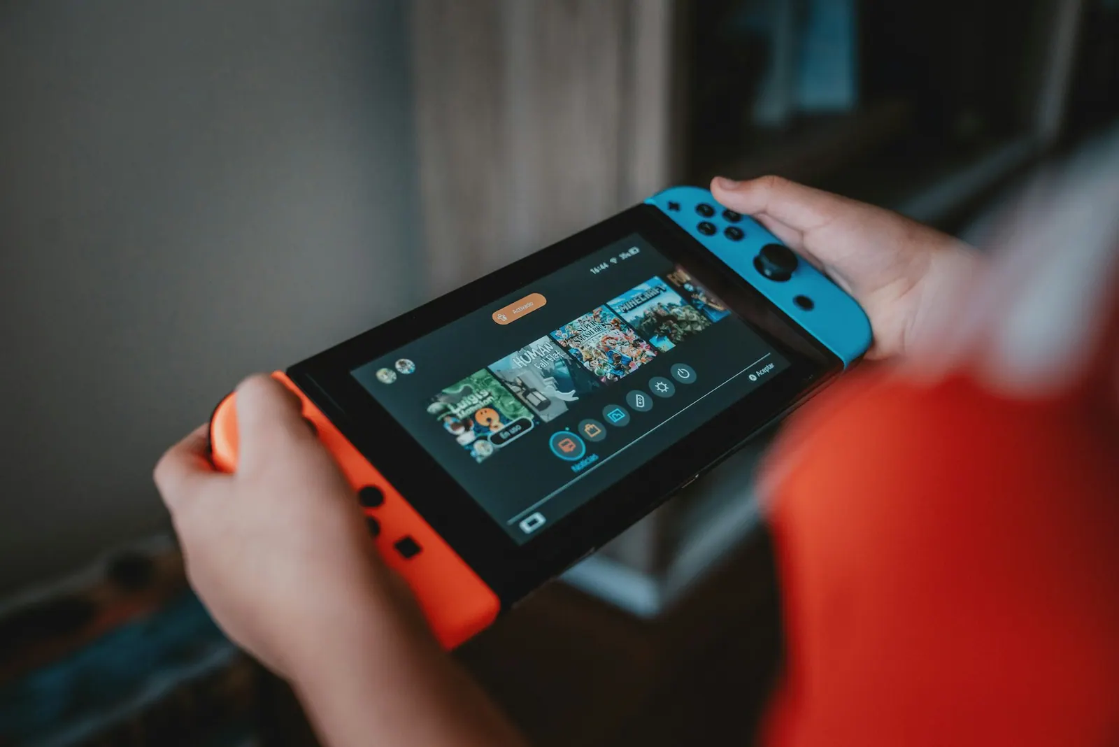 Consola portátil Nintendo Switch encendida en manos de un jugador